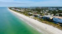 From your condo to the beach in seconds!! - Homestays