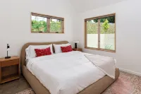 Architect-Designed 3BR Forest Retreat Near Asheville