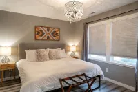 University Area Bungalow - The Moxie Harris House - 4-Star