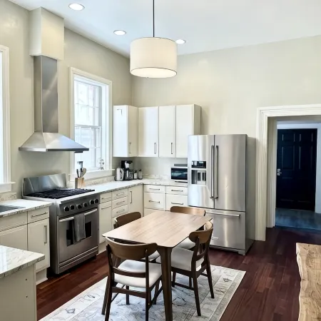 Large City Center House - 7 BEDS/2 BA w/ parking