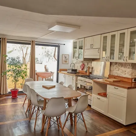 Quiet, spacious house just outside Paris. Metro 7