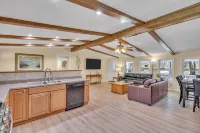 Secluded Home "Behind The Vines SLEEPS 22 on over an acre! - 2つ星