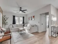 Old Town Keller 5bed 3 bath home Hotels in Keller