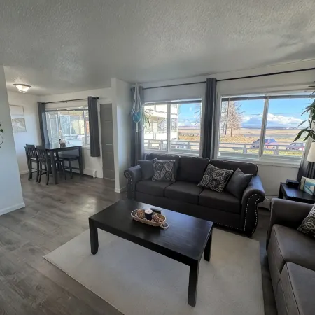 Hooked on the mouth of the Kenai! two bedroom unit with King size bed. Sleeps 6
