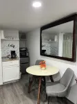 Cozy Suite *Excellent location* FREE Wi-fi/Netflix - Homestays