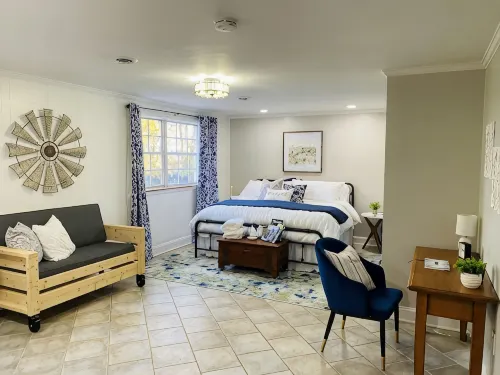 Luxury cottage with hot tub, game and movie room, coffee bar, King bed & robes! - 2星級