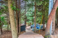 Hip Modern Studio in serene central Bellevue with AC, WiFi, Kitchen, TV