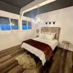 RemodeledLux Black Cabin in Lake Arrowhead W/ Full Studio. 3 min to the Lake. - Chalets