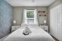 Family Friendly Neighborhood~ Easy Beach Access - Jacuzzi