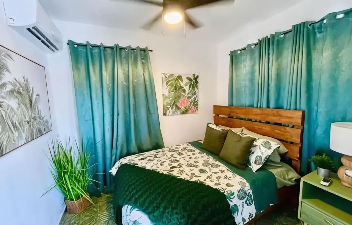 Casa Emerald, by the beach.