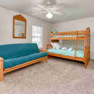 Luxurious 4 BR Family Retreat with Pool Rooms