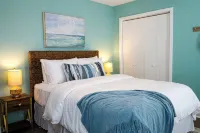 Boho Beachfront Condo with MASSIVE Balcony - 4성급