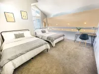 New! Modern & Sleek 4BR home w/high ceilings - Wifi