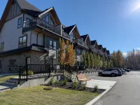 Joe’s Brand New 2 King Bedrooms Townhome in Canmore (License: Res-10681) - บังกะโล