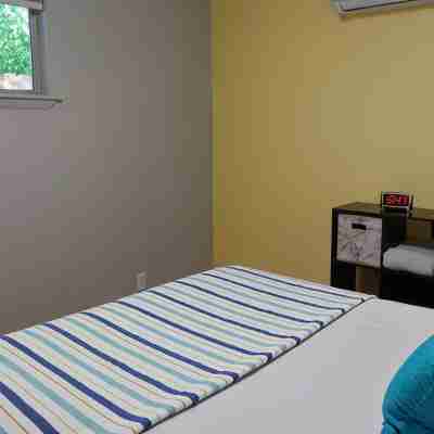 Quiet Bungalow in South West Reno. Rooms