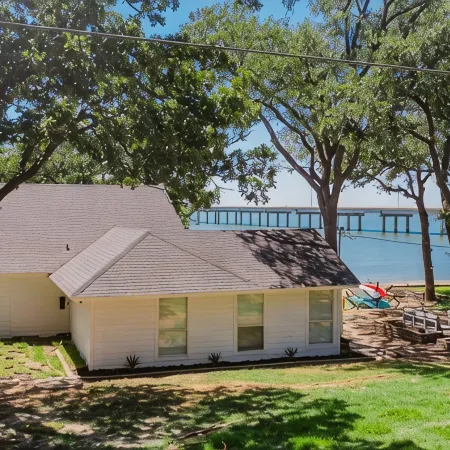 Remodeled Lakefront! Private beach, toys & hot tub