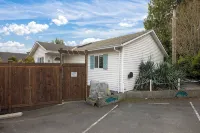Oceanfront Cottage: Private Dock, Beach Access, Hot Tub, BBQ & Free Kayaks - 3-Star