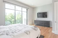 ULTRA LUXE Lafayette Modern House Brand NEW - 4 stjerner