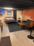 Private Studio Apartment 2 Blocks from all arenas! Event Parking Included - ห้องครัว