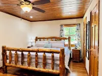 Rustic Lakefront Cabin near Smokies w/ Hot Tub, Firepit, Pool Table + Views! - シャレー