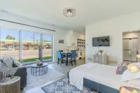 Modern Deluxe Studio Suite in lovely Oak Park!