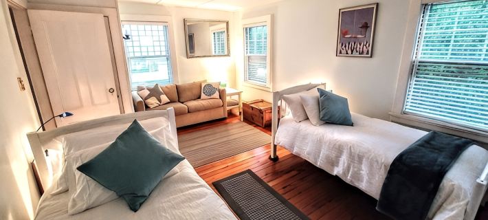 Easton's Beach House: Steps to the Beach. July 25-Aug 1 Cancellation Special! Hoteles en Middletown