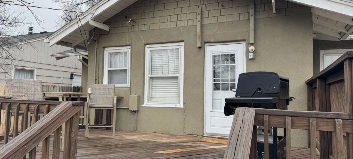 The Guide house! Beautiful 2 bedroom close to the fairgrounds and the College Hotels in Hutchinson