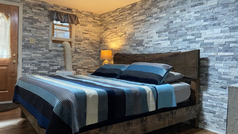 Large private apartment with view of the Old Jail Museum in historic Jim Thorpe.