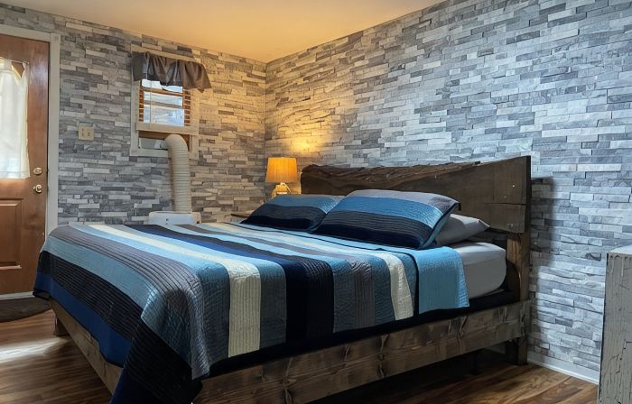 Large private apartment with view of the Old Jail Museum in historic Jim Thorpe.