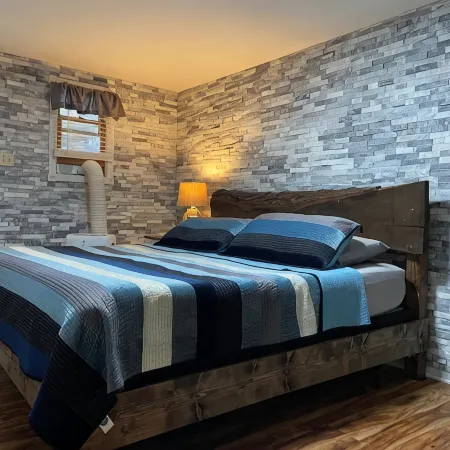 Large private apartment with view of the Old Jail Museum in historic Jim Thorpe.