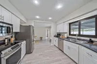 Perfect Sarasota Getaway: Fully Renovated Heated Pool w No Extra Fee -Game Room! - ブティック