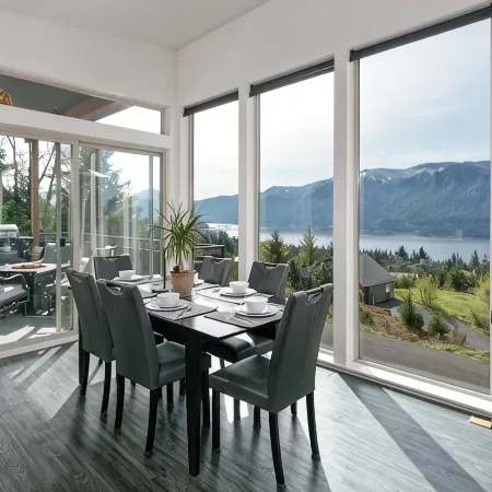 Epic Columbia River views * New Modern Home in the heart of the gorge.