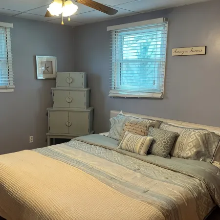 Cozy Koontz lake House right on the water, 30 min to Notre Dame <br>