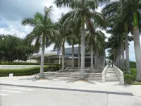 Island Living, Within Walking Distance To Beach Restaurants Shops Parks Marina - 4-Star