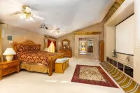 VellaVue Luxury Estate: Private Indoor Pool, Sauna, Gym & Theater – Sleeps 20 - 4-Star