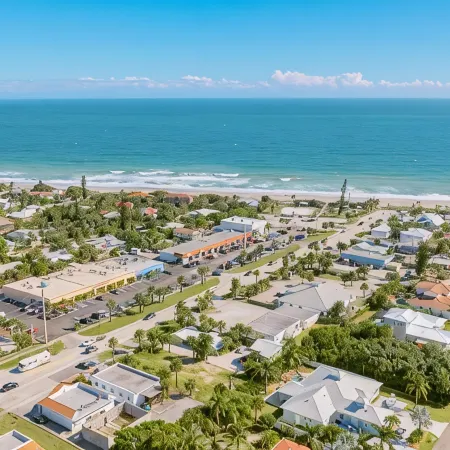 Beautiful downtown Melbourne Beach renovated apartment one block from the beach!