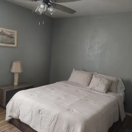 Cozy Weekend Getaway! Enjoy many things in the surrounding area!