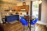 Upscale King Suite with Purple Mattress and reserved off-street parking - Wifi