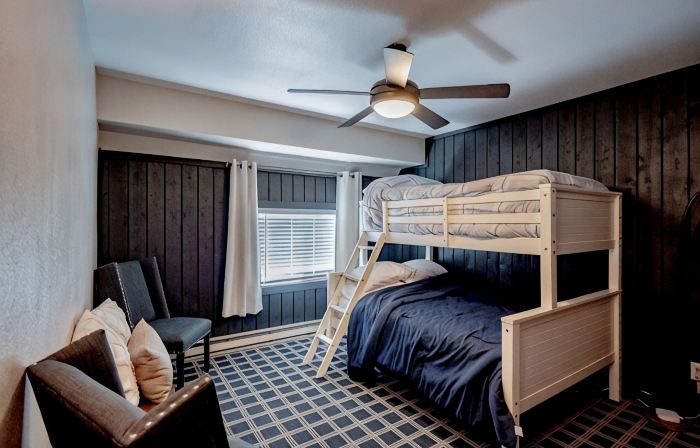 Carpenter Cottage - Renovated condo across from pond