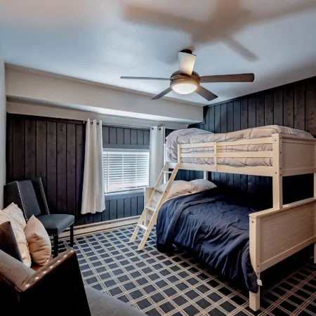 Carpenter Cottage - Renovated condo across from pond