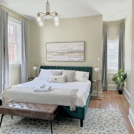 Large City Center House - 7 BEDS/2 BA w/ parking