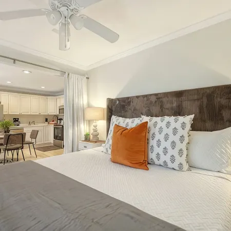 Steps to Siesta Beach / Chic Studio / Pool & Patio