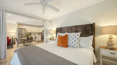 Steps to Siesta Beach / Chic Studio / Pool & Patio - ブティック