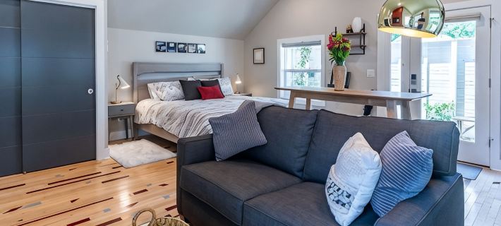Courtside Cottage - WalkScore 93 - Dog Friendly Hotels in Jackson County