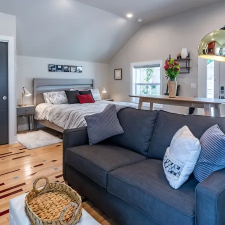 Courtside Cottage - WalkScore 93 - Dog Friendly