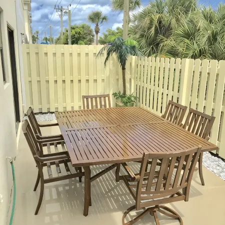 : Sandy Feet Retreat: Walk to the Beach! :