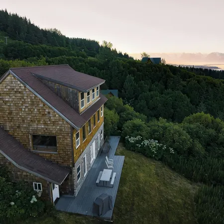 Cozy lodge near town w Stunning Views & Fireplace