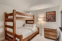 Luxury Condo within walking distance to all the restaurants, shopping and bars. - 4-Star