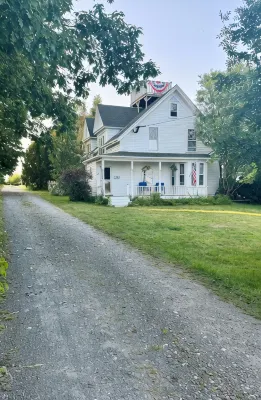 In-town 5 Bedroom Victorian With Heated Pool - 4-Star