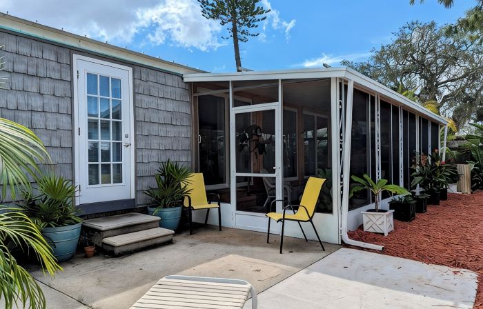 Tropical Privacy, Full Kitchen, Screened Lanai, Covered Parking, Fenced Yard